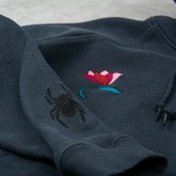 By Parra The Secret Garden Hooded Sweat - Navy Blue -Kyosho Shop TheSecretGardenHoodedSweat NavyBlue3 f7038b21 2997 47a3 b88e 472d418d6a78 1024x1024